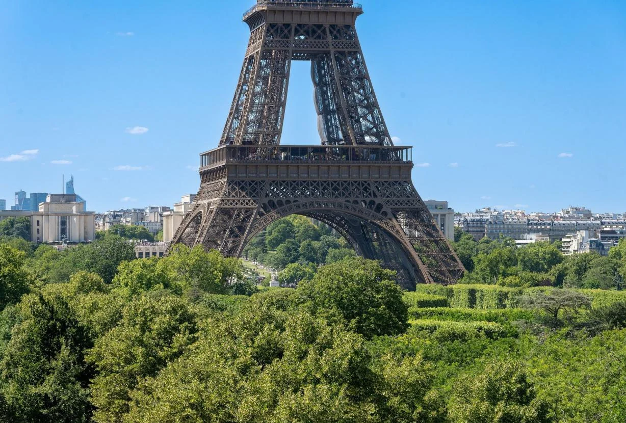 Direct Eiffel Tower view