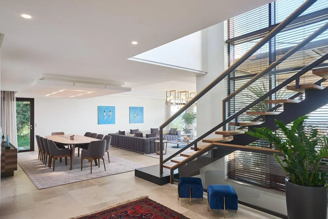 Escalier design et salle à manger