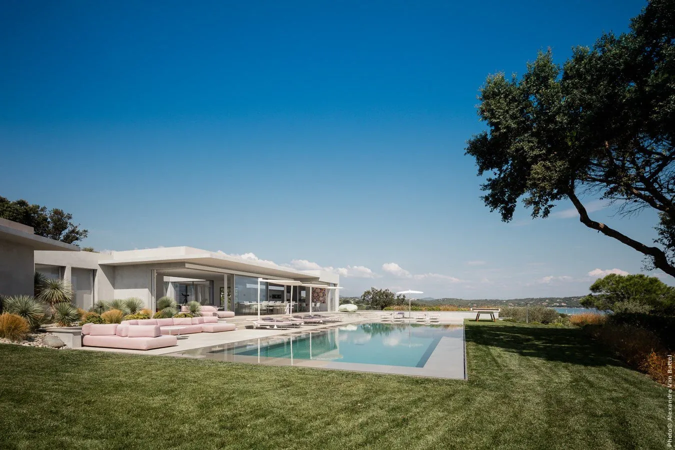 Vue extérieure jour avec piscine à débordement