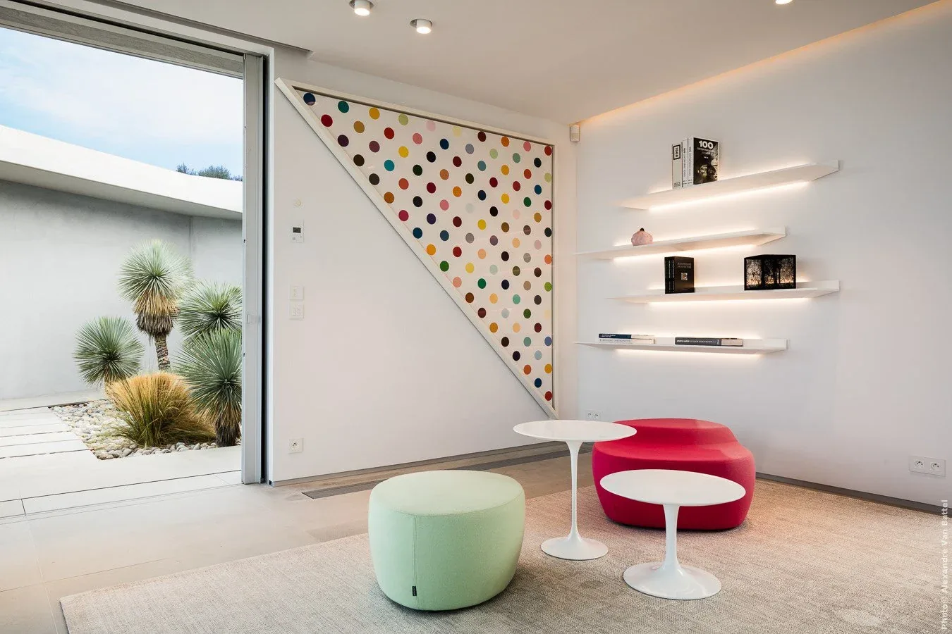 Salon avec œuvre Damien Hirst (dots)