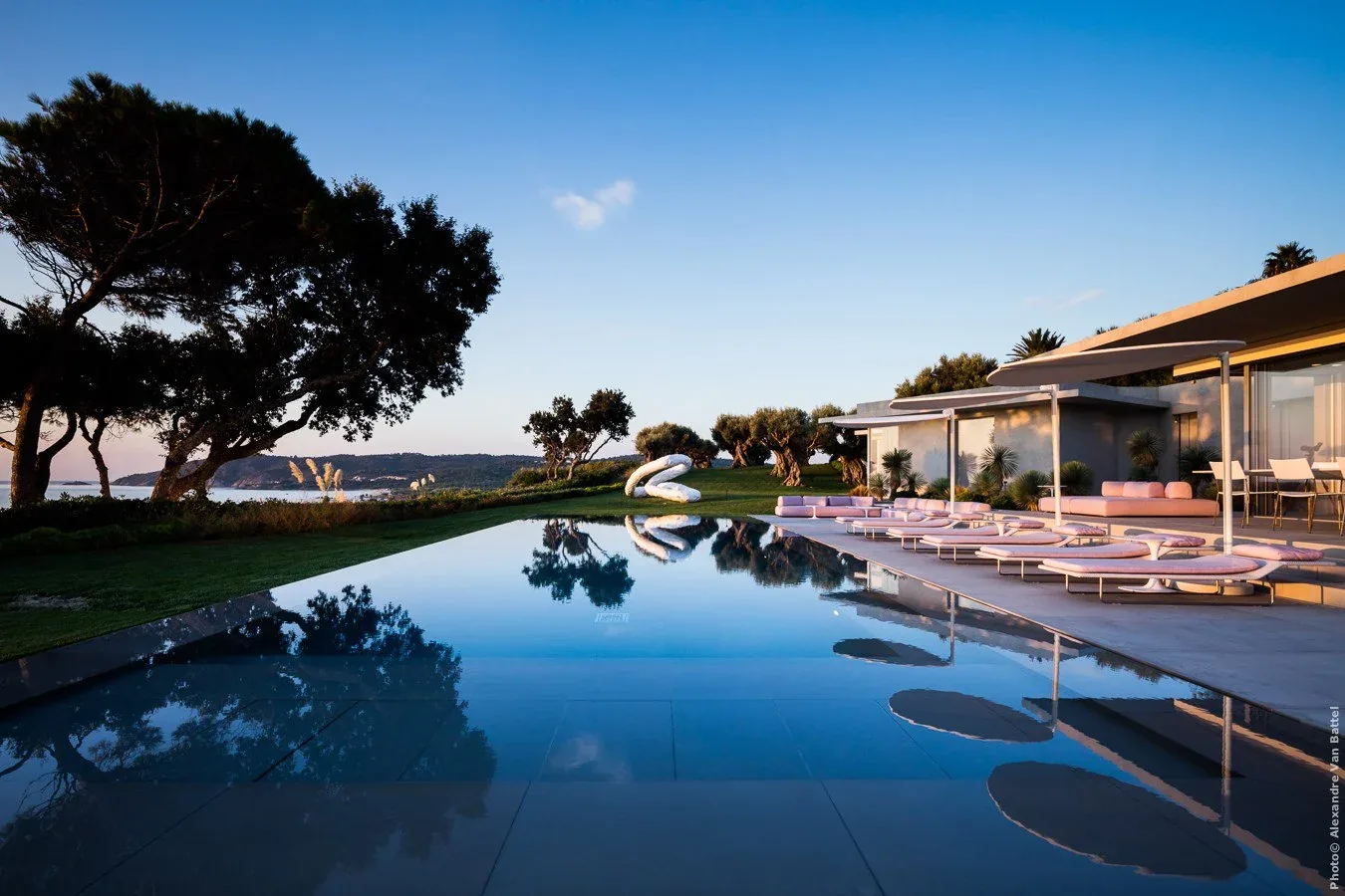 Piscine et bain de soleil au crépuscule