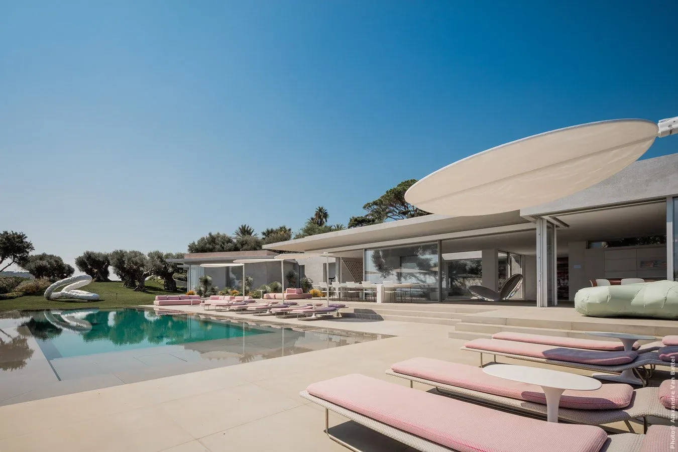 Terrasse piscine et salons design