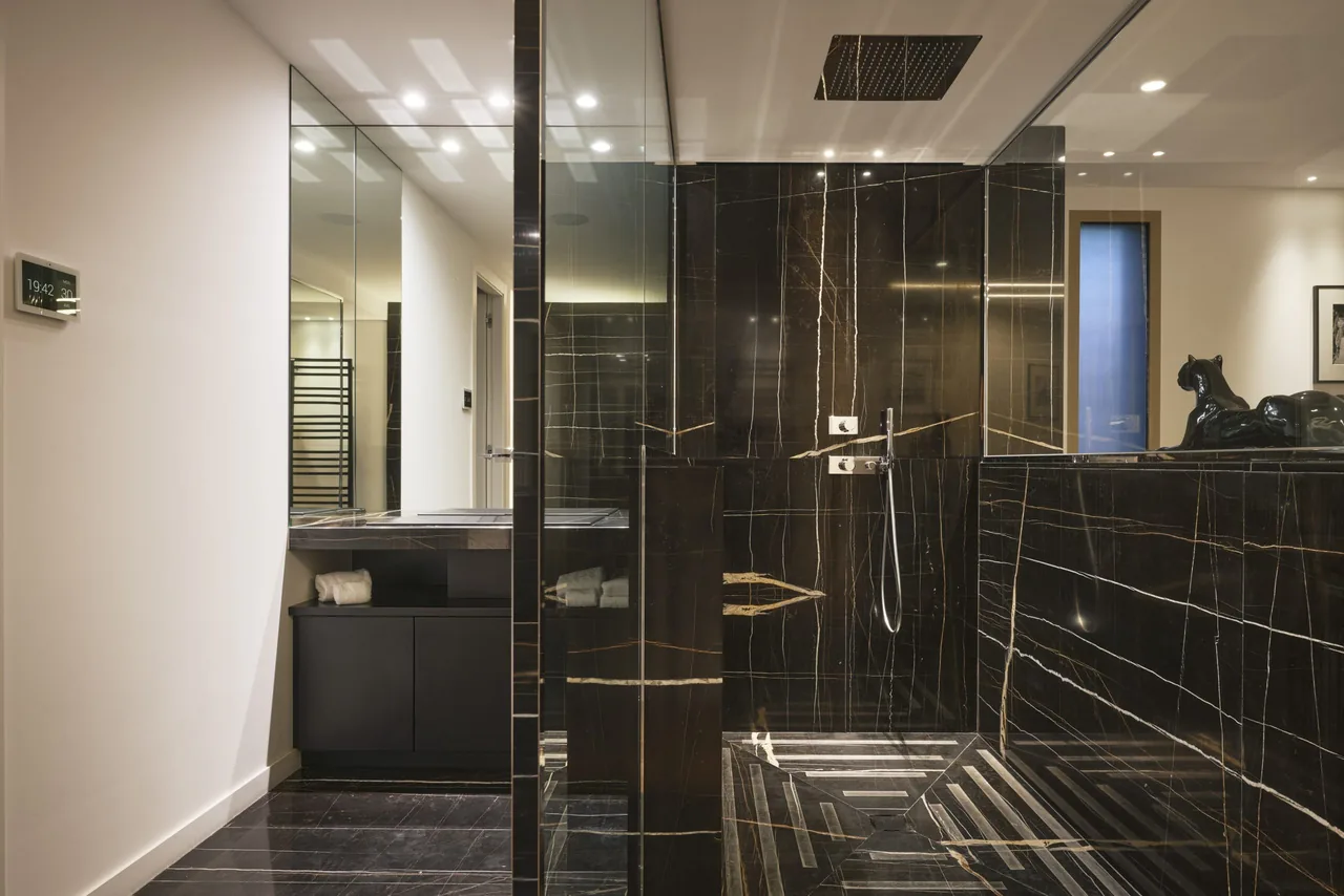 Salle de bain marbre noir avec douche XL et meuble vasque