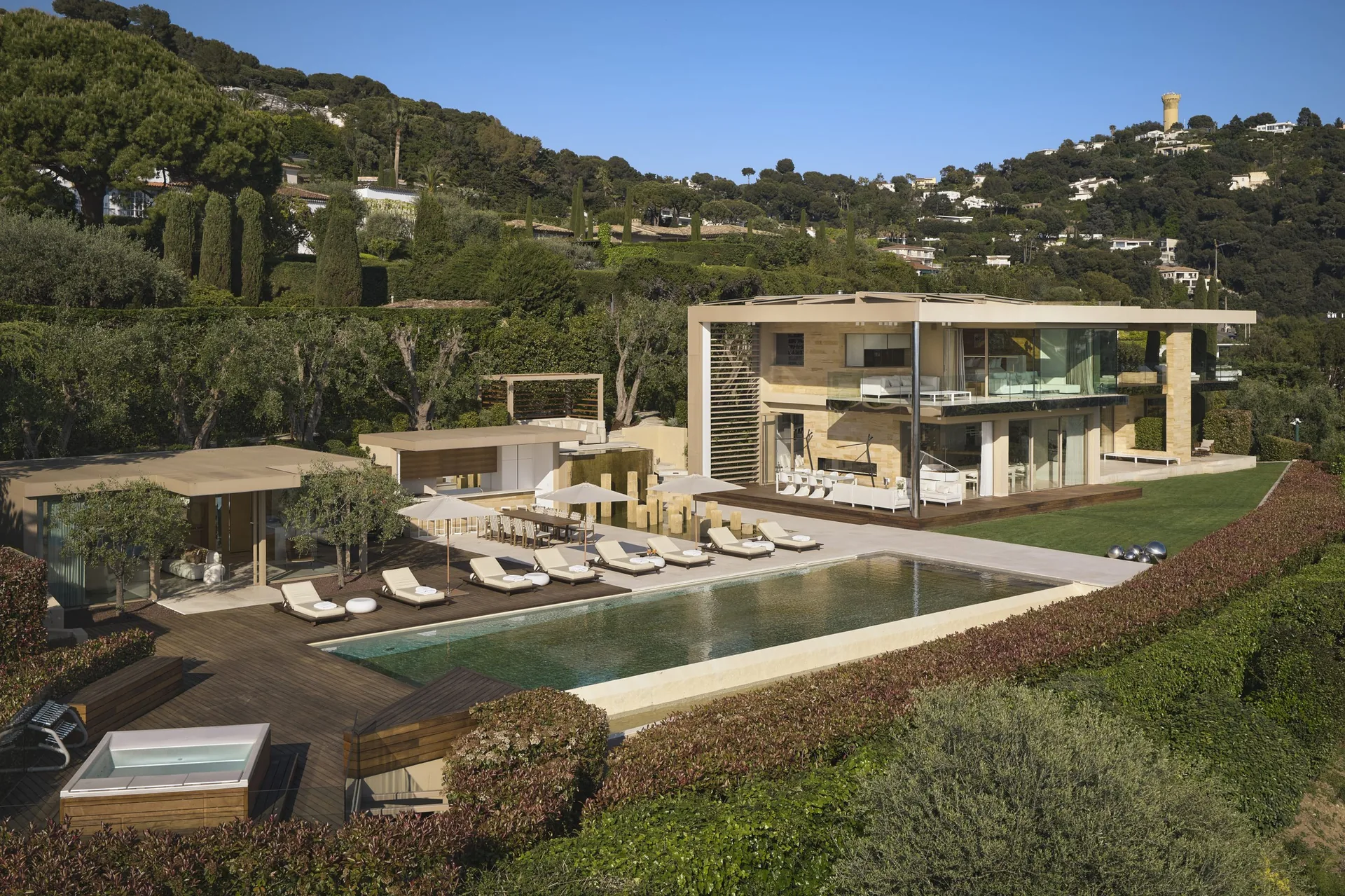 Vue aérienne du domaine avec piscine, jardins et villa contemporaine