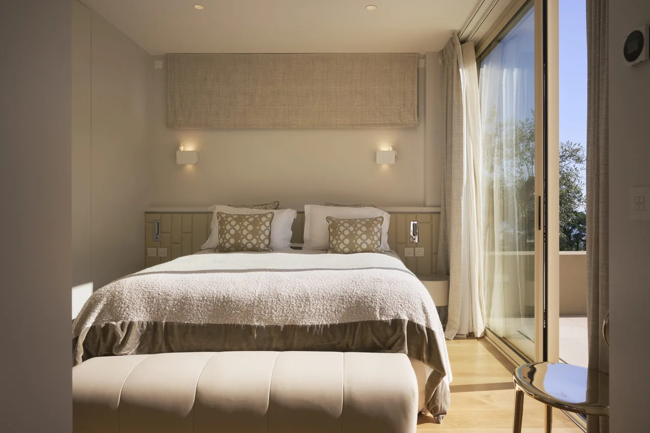 Suite invités beige et lin avec accès terrasse