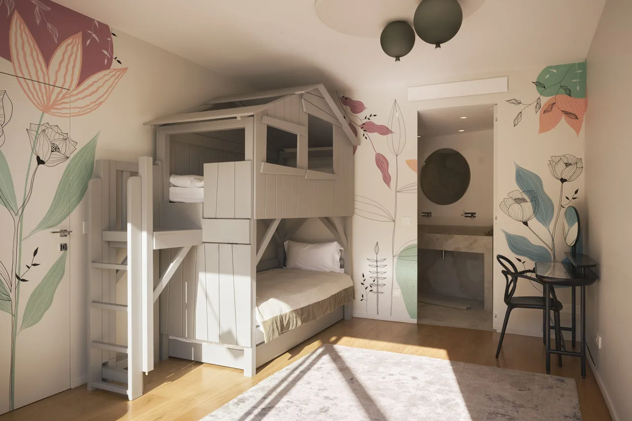 Chambre enfants avec lits superposés et décor floral