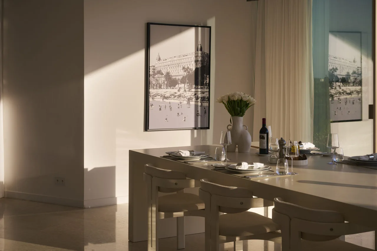 Cuisine équipée avec bar central et coin petit-déjeuner