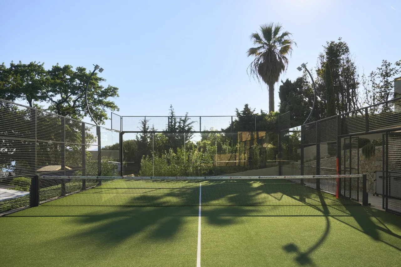 Court de padel privatif éclairé avec gazon synthétique