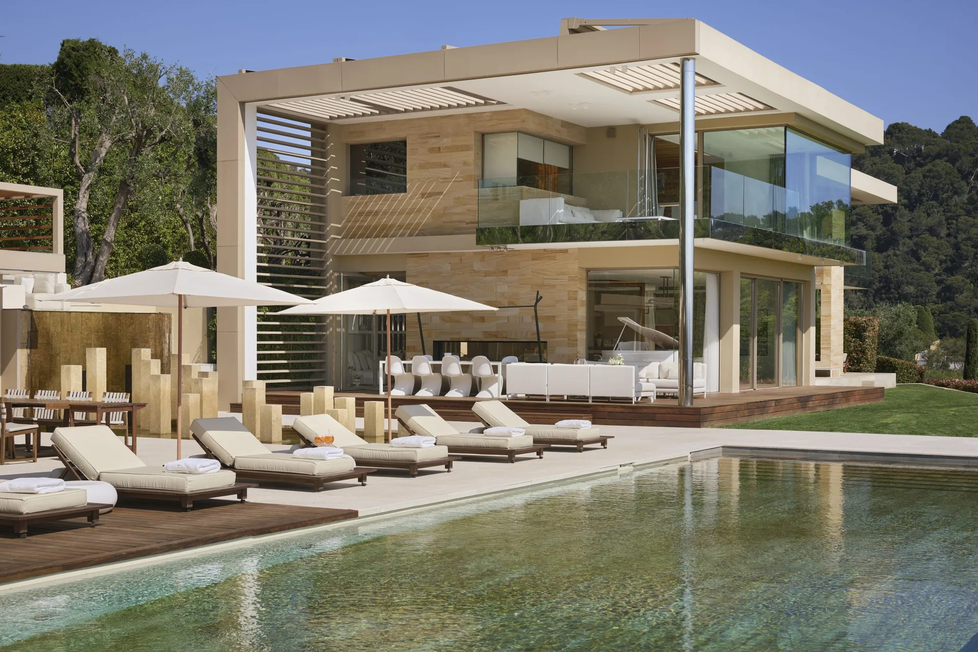 Piscine chauffée, bains de soleil et façade contemporaine pierre-bois