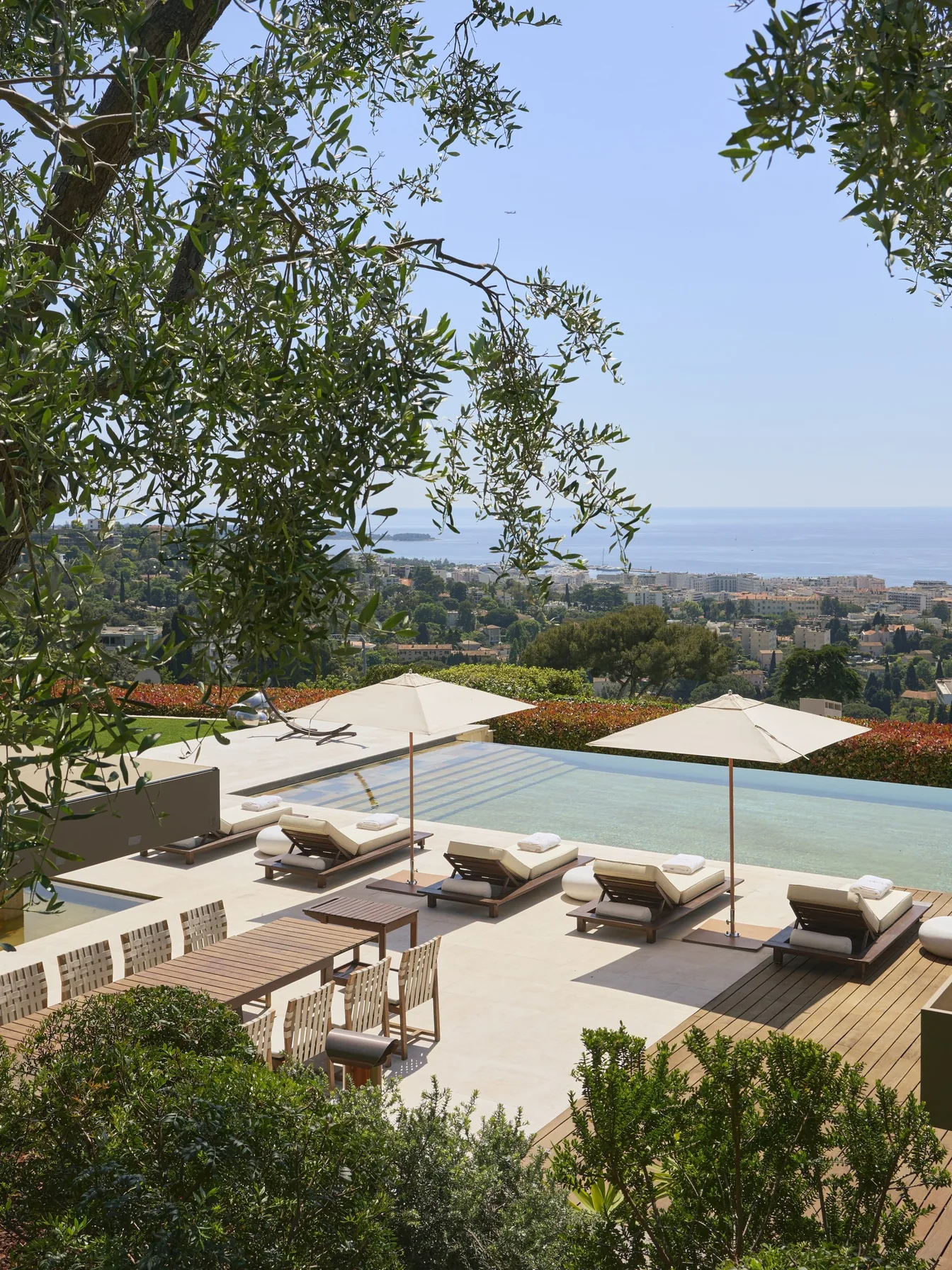 Piscine et vue mer panoramique sur la baie de Cannes