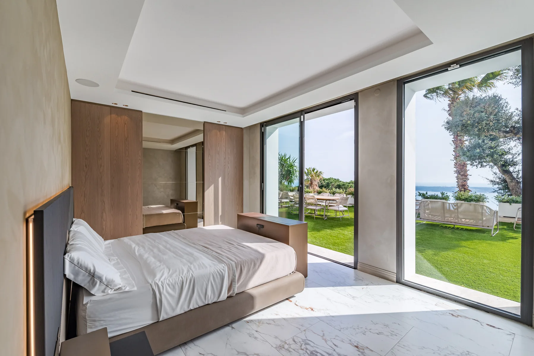 Suite invités avec accès direct au jardin et palmier