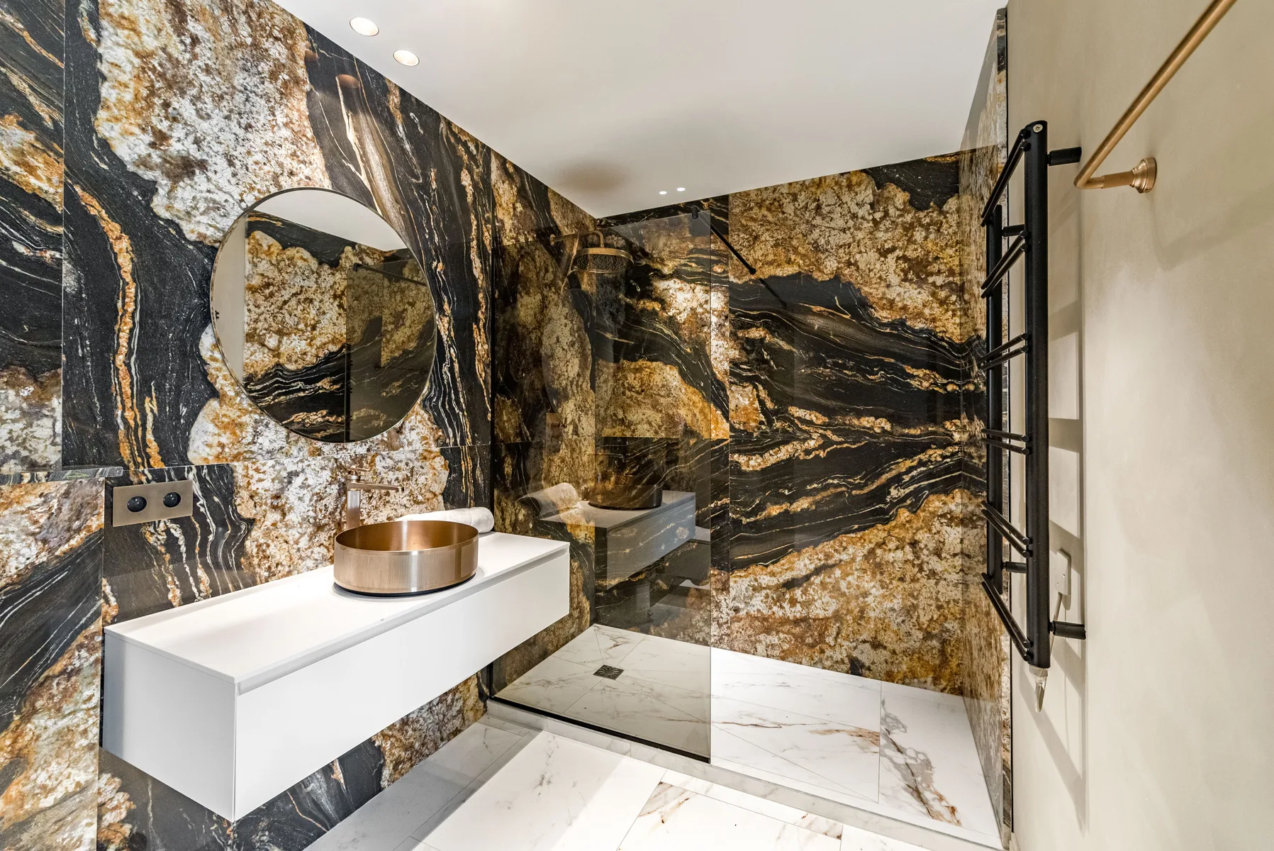 Salle de bain invités en marbre dramatique avec vasque cuivre