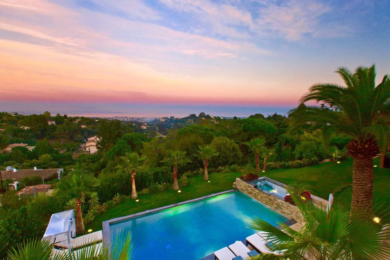 Vue aerienne au coucher du soleil sur la piscine de la Villa Belvedere et la baie de Cannes