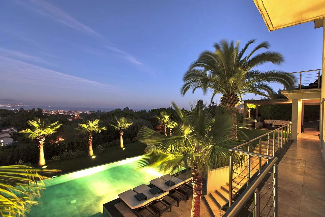 Villa Belvedere Super Cannes - piscine chauffee a debordement vue mer au crepuscule depuis la terrasse