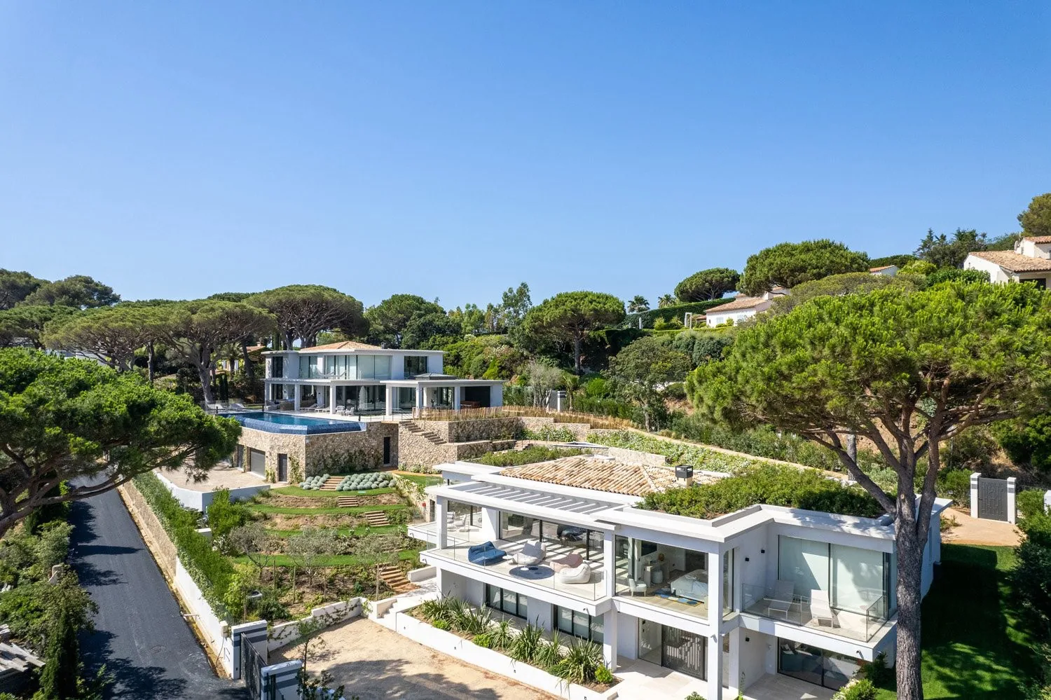 Vue aerienne du domaine, deux villas independantes et piscine a debordement