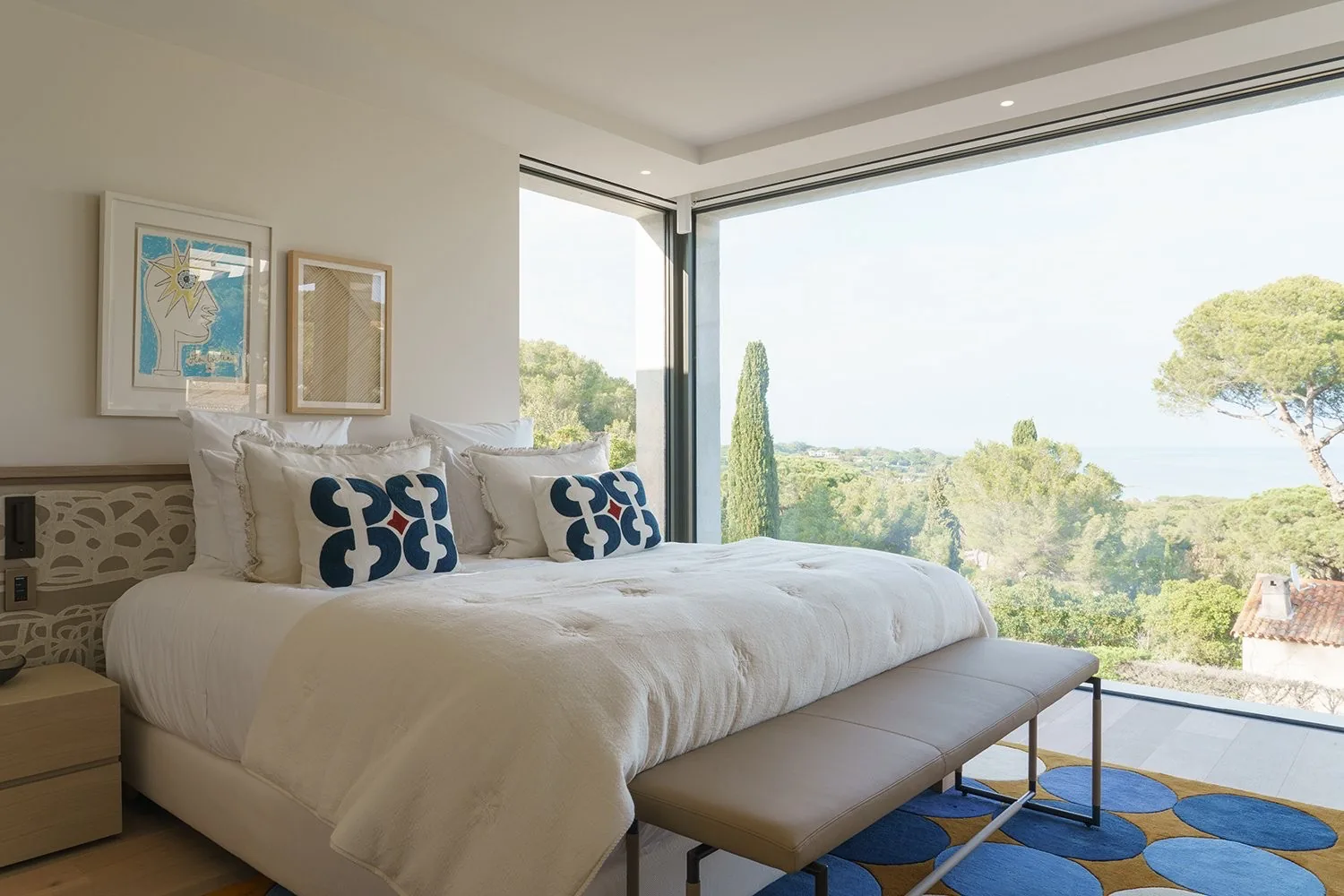 Chambre coussins motifs bleus, vue mer panoramique