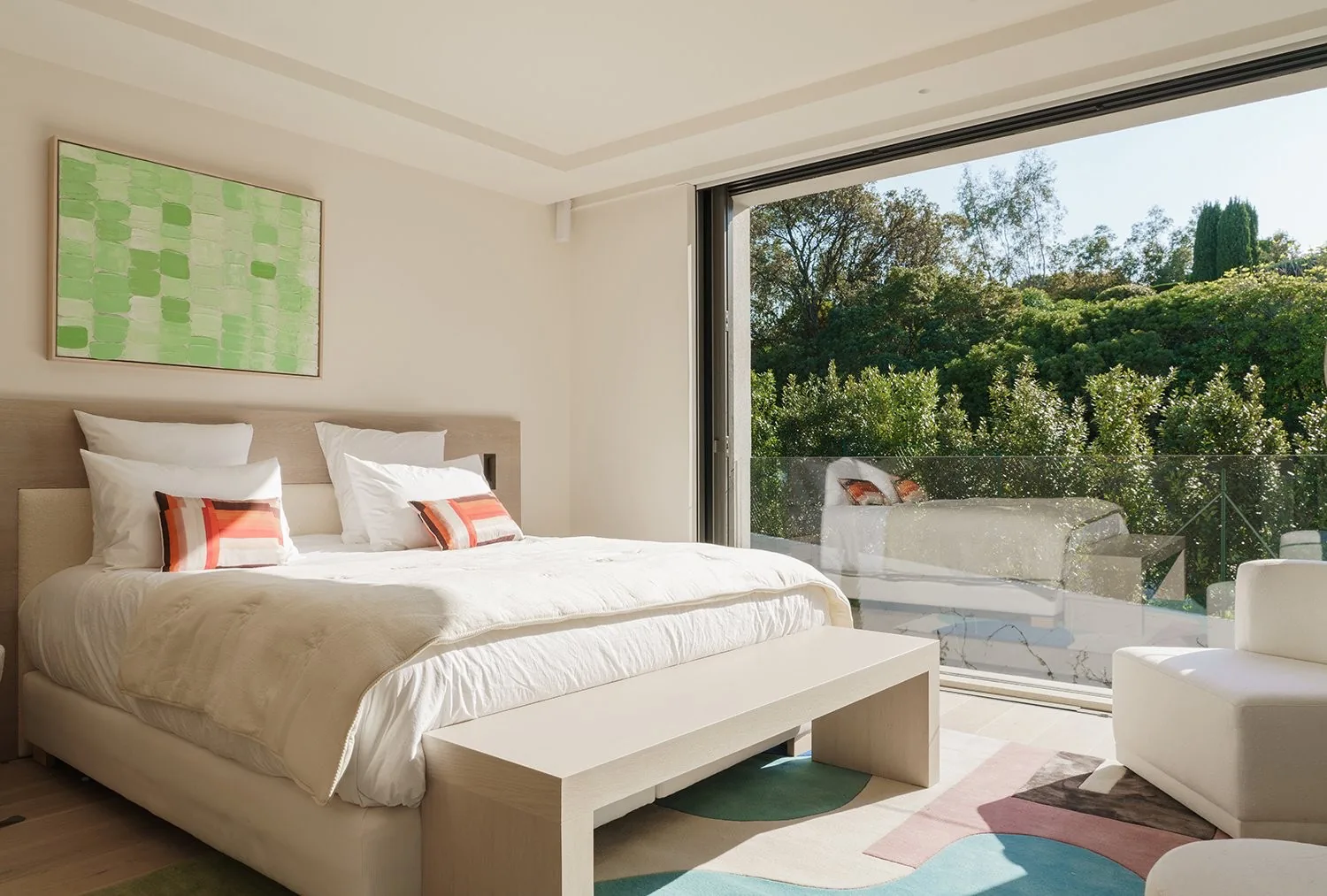 Chambre vue jardin paysager avec terrasse privative