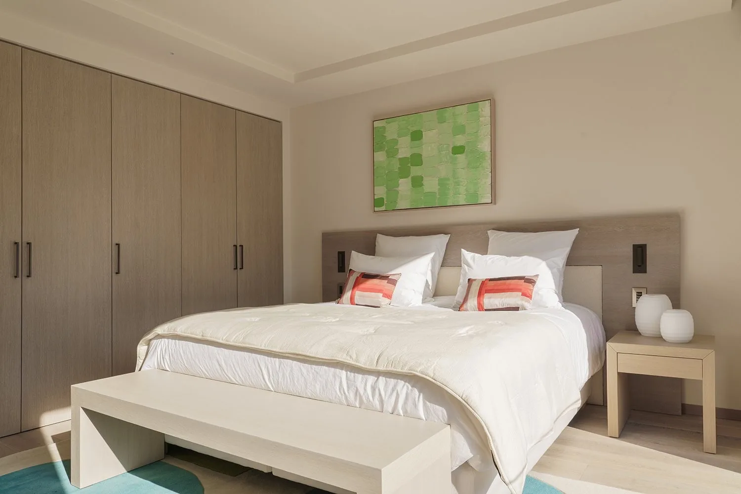 Chambre tons clairs avec oeuvre verte abstraite