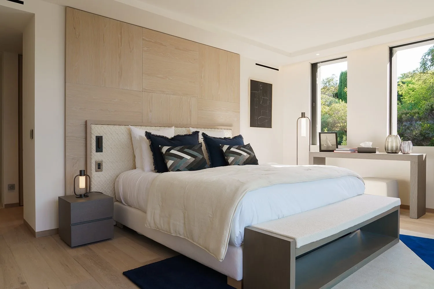 Chambre bois clair, coussins navy et art graphique