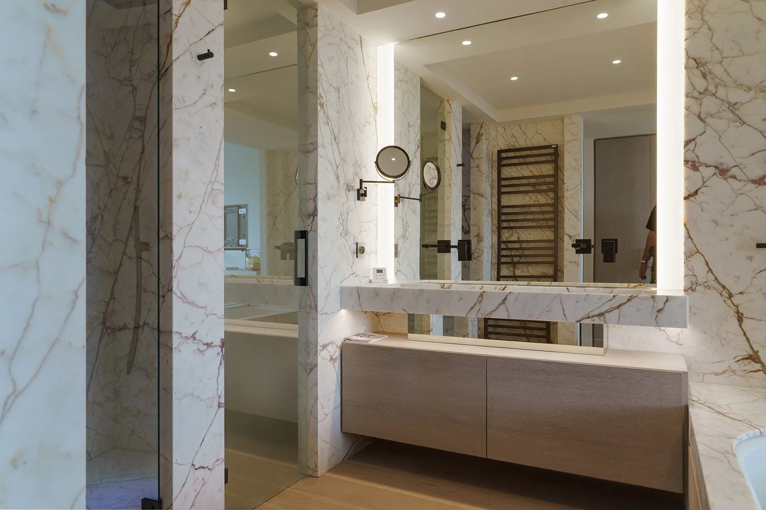Salle de bain marbre rose veine et bois clair