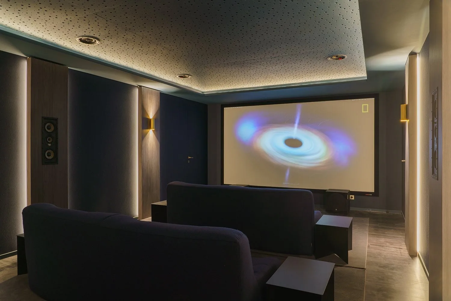 Salle de cinema privee, ecran XXL et fauteuils velours