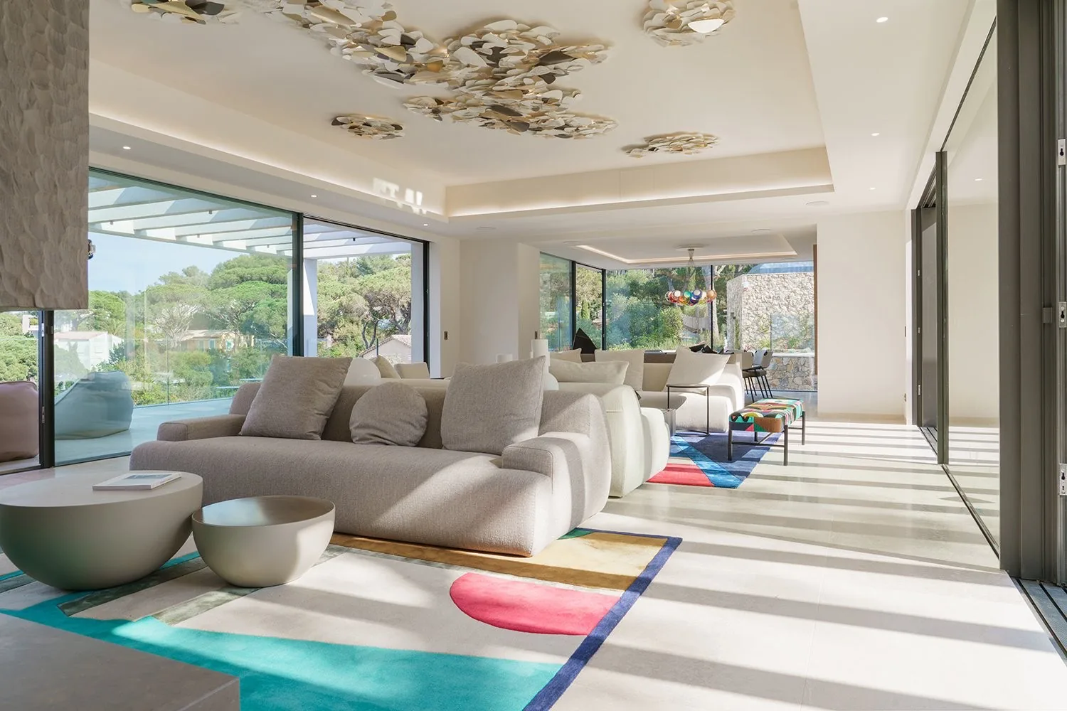 Second salon canapes blancs et tapis multicolore