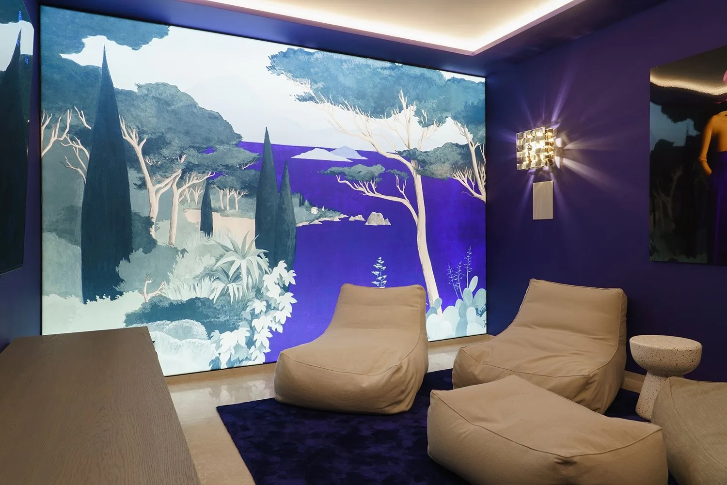 Lounge avec fresque murale cypres et bean bags ecrus