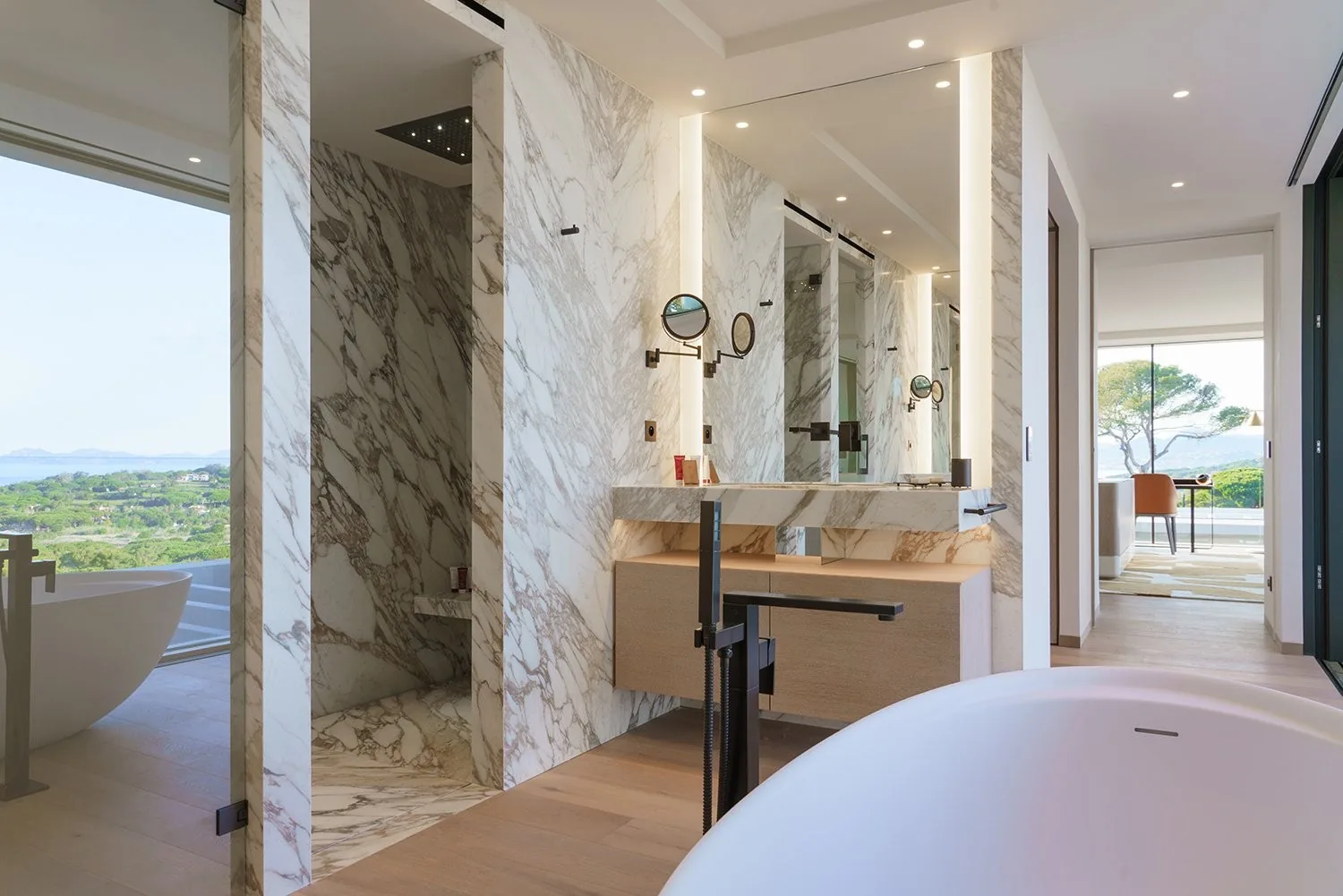Salle de bain master en marbre veine, douche italienne