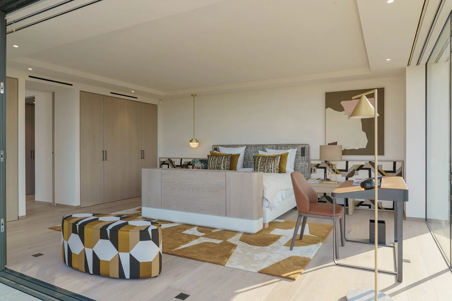 Suite parentale avec bureau design et tetes de lit graphiques