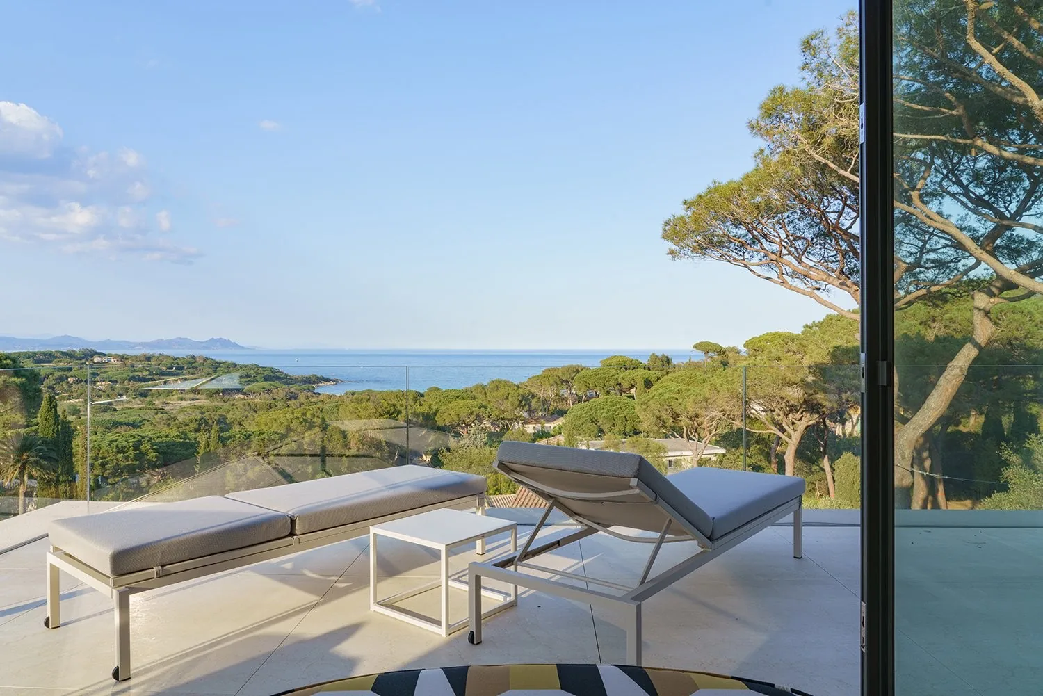 Terrasse privative master avec loungers et vue panoramique mer