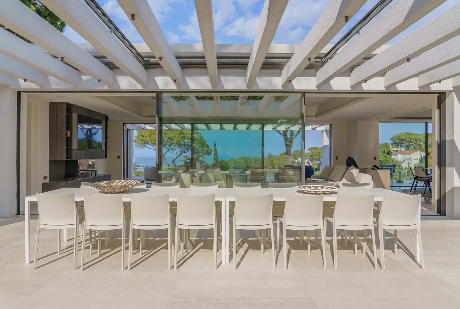 Table dinatoire exterieure 12 couverts sous pergola contemporaine