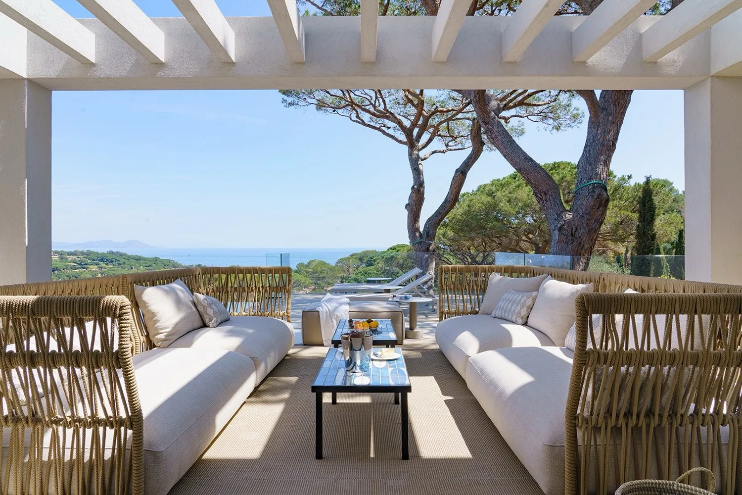 Pergola lounge avec canapes cordage face au golfe de Saint-Tropez