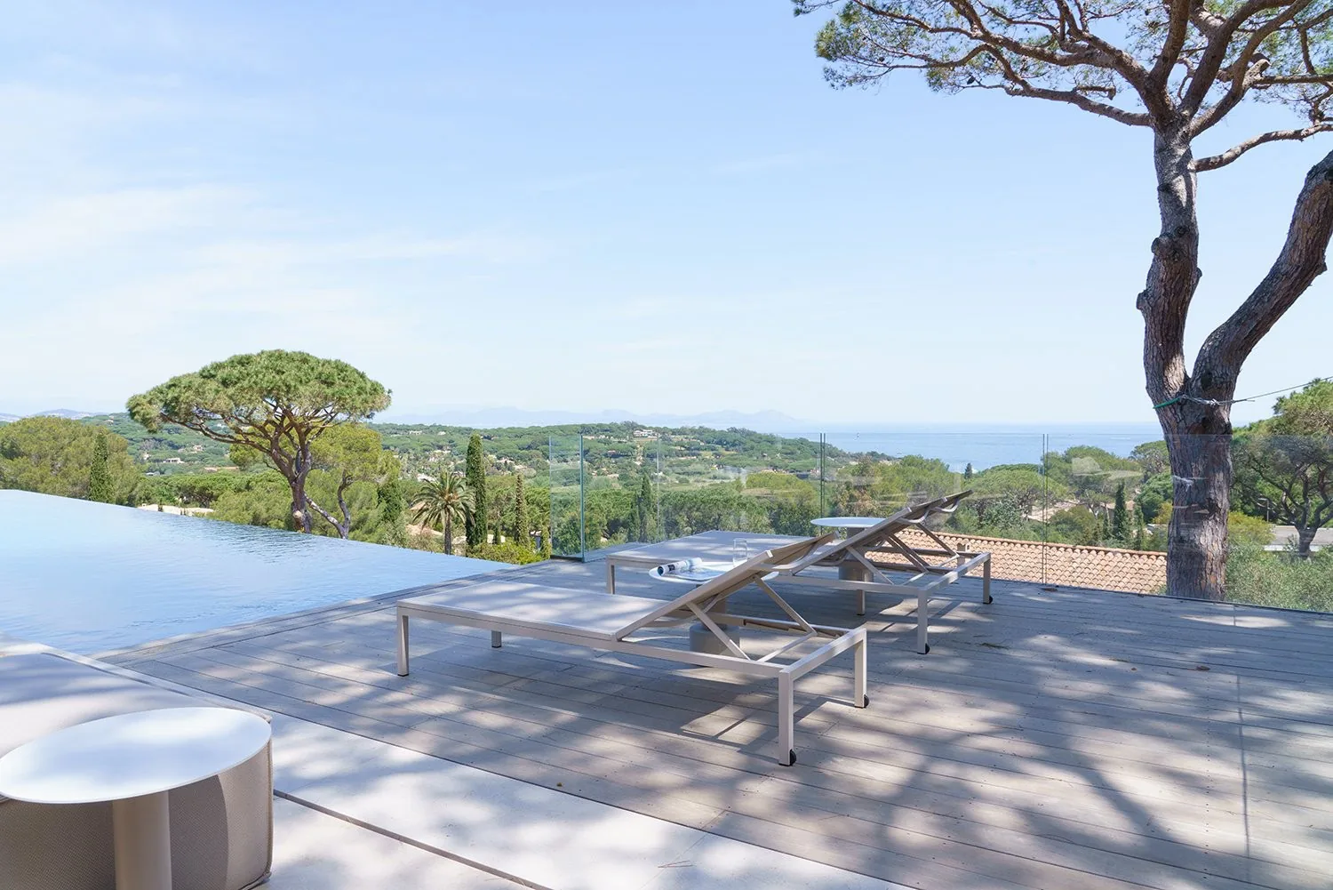 Deck bois avec lounger et vue panoramique sur la baie