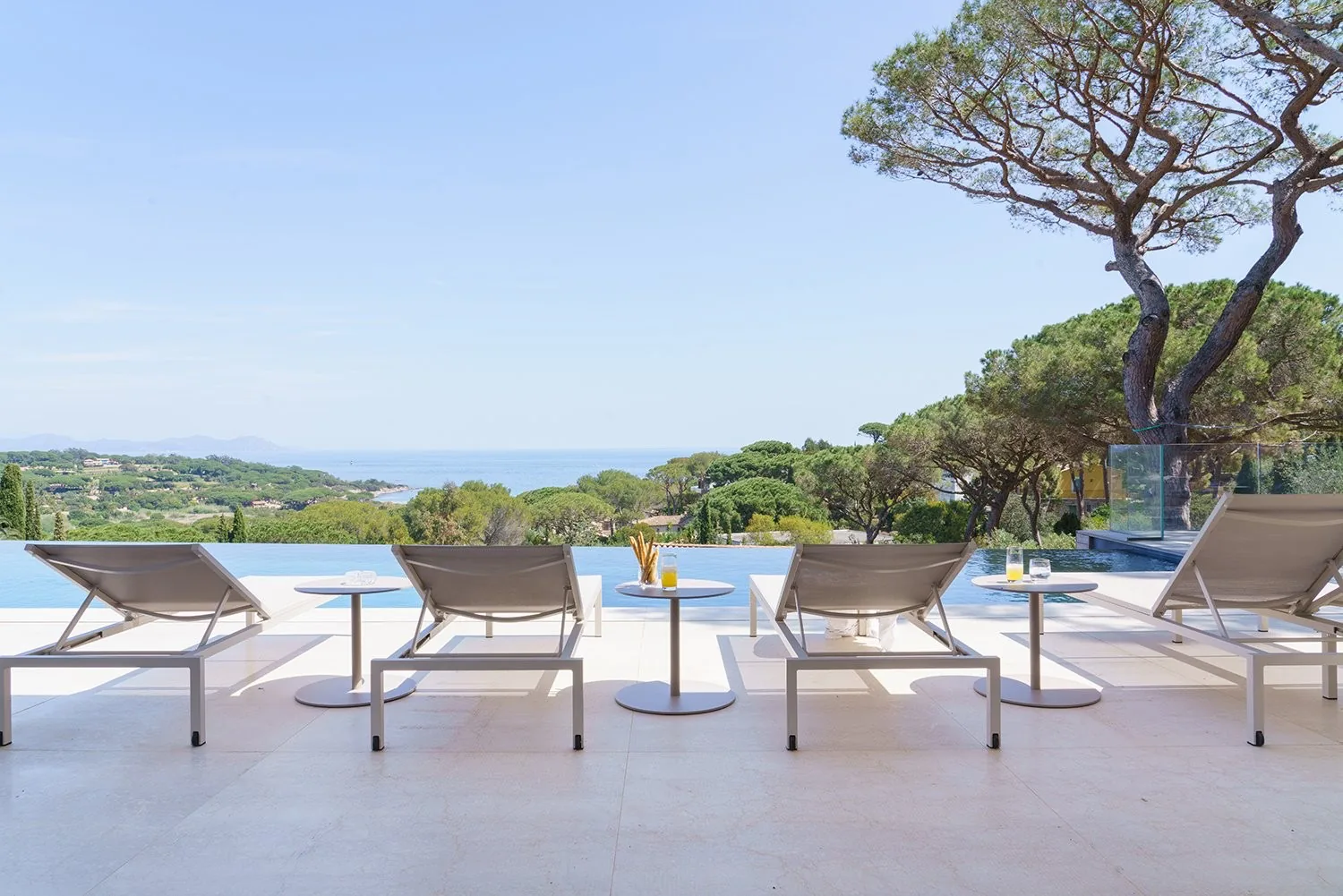 Loungers en bord de piscine, tables basses et vue mer