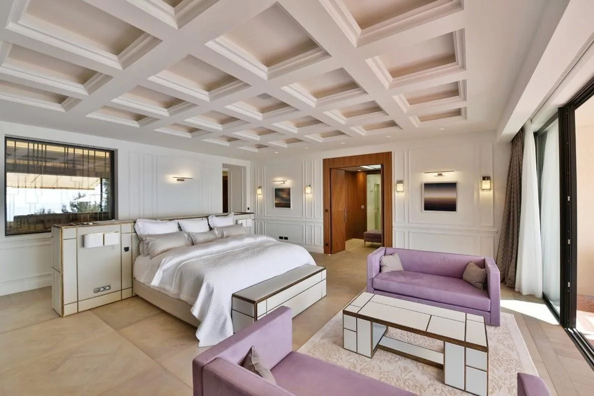Grande chambre parentale a caissons sculptes