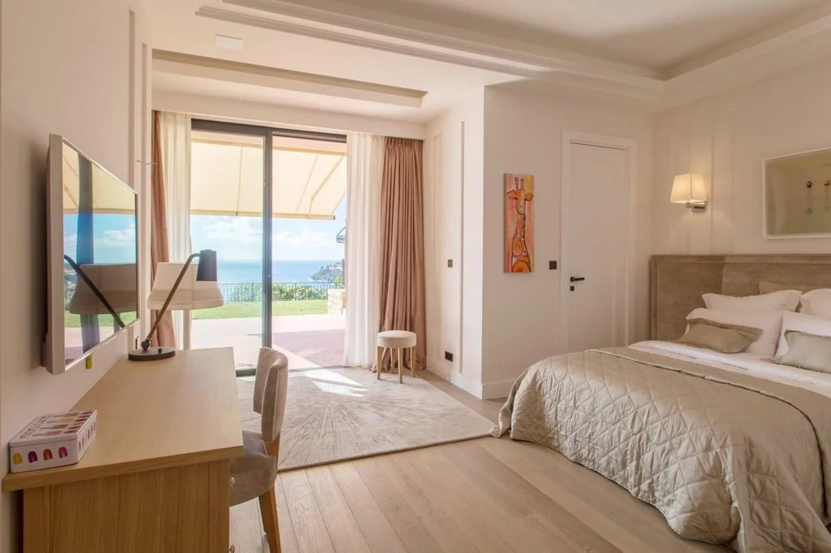 Chambre lumineuse ouverte sur la mer