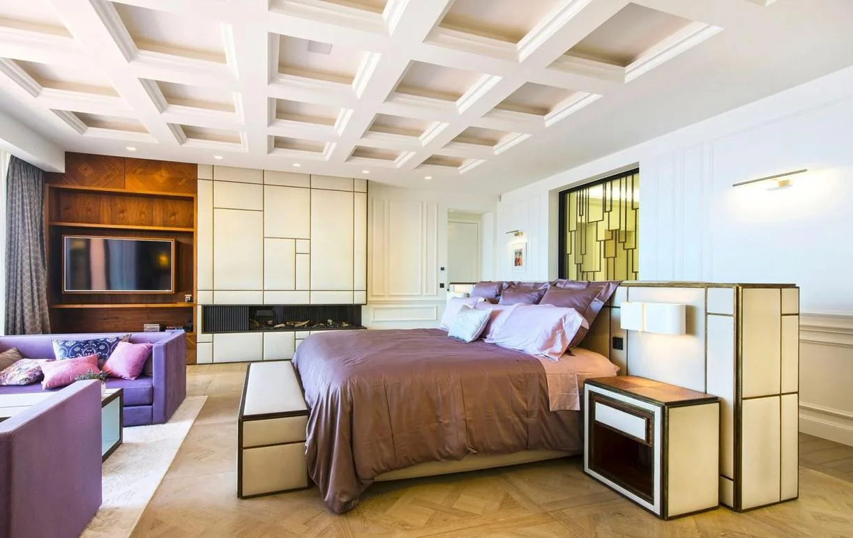 Chambre suite tons prunes, plafond a caissons