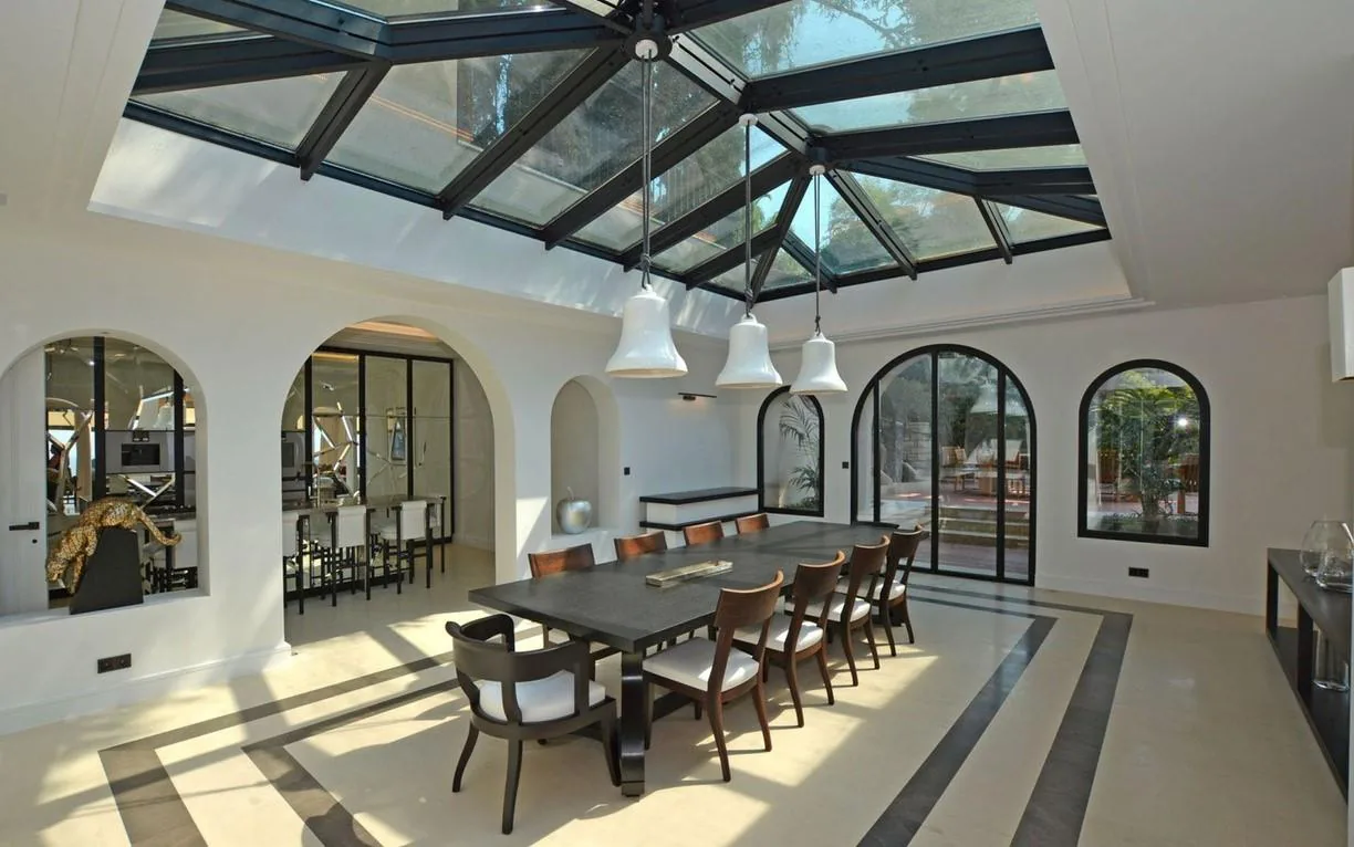 Salle a manger sous verriere zenithale