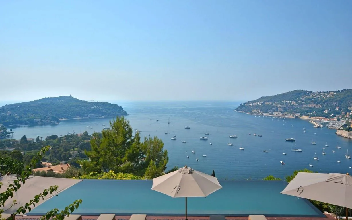 Piscine a debordement et vue rade de Villefranche