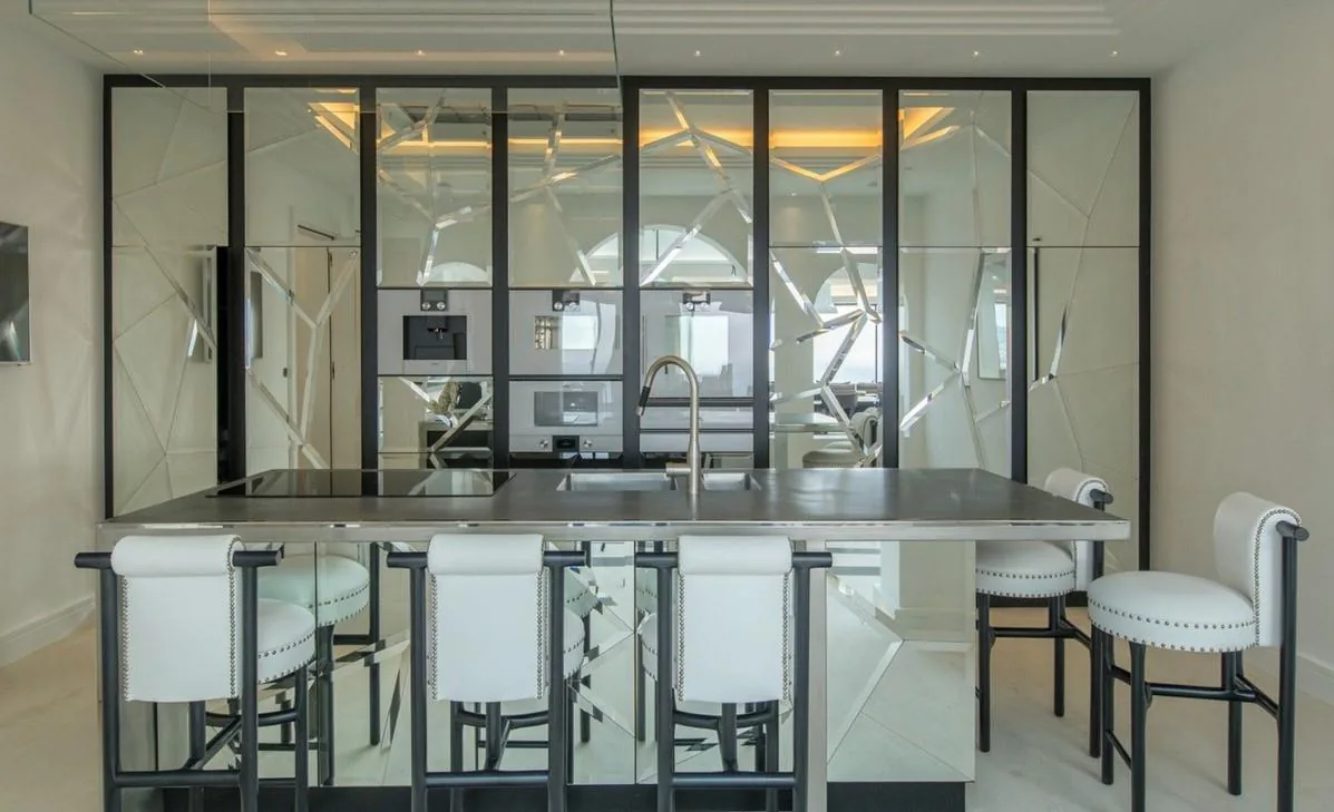 Cuisine ilot inox et parois miroirs facettees