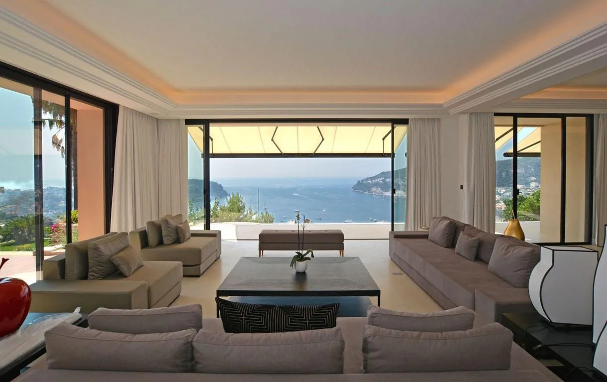 Grand salon ouvert sur la mer
