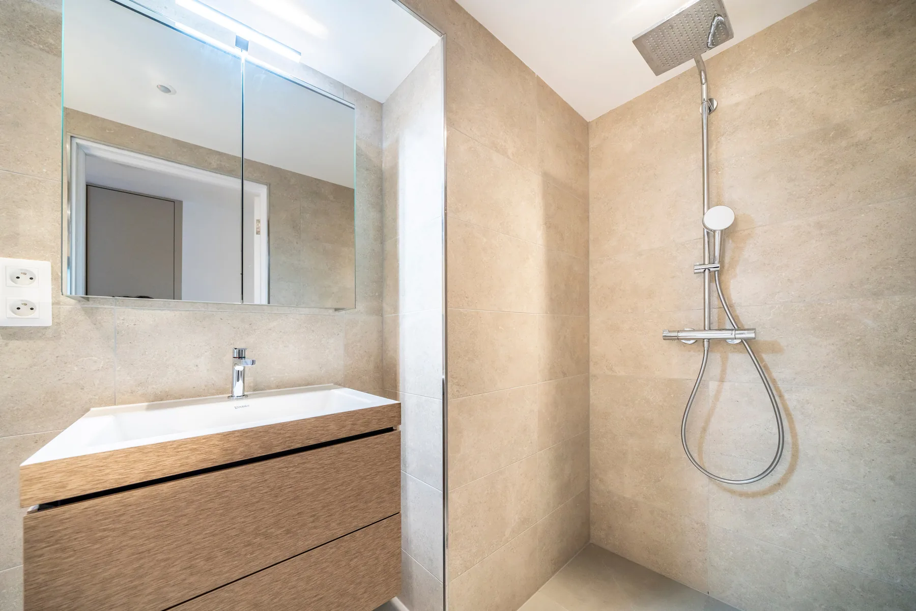 Salle de bain master marbre avec baignoire îlot et miroir baroque doré