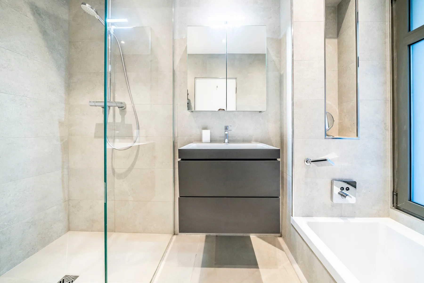 Salle de bain bois et beige avec douche italienne et miroir long