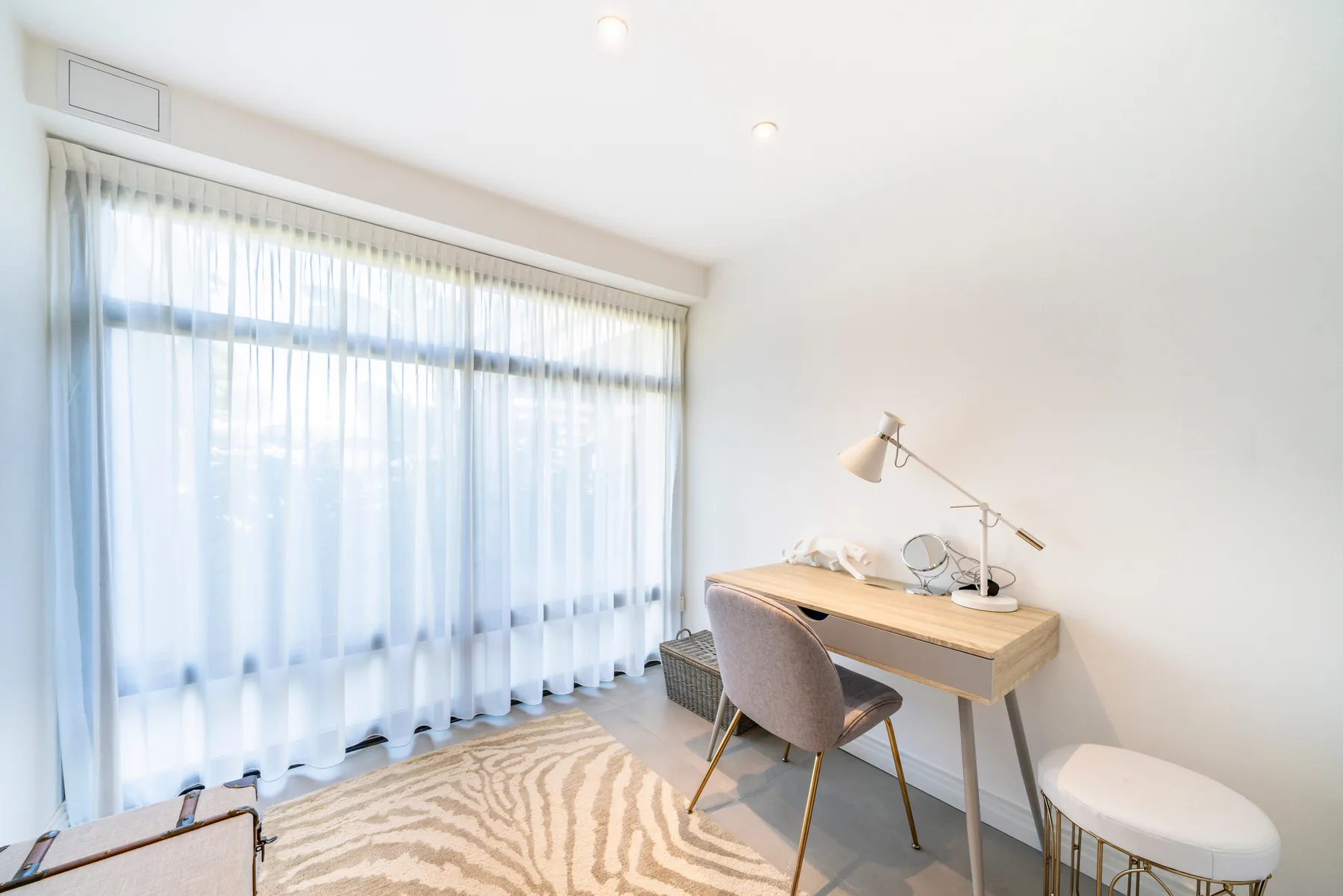 Chambre double avec TV mural, double fenêtre et linge taupe