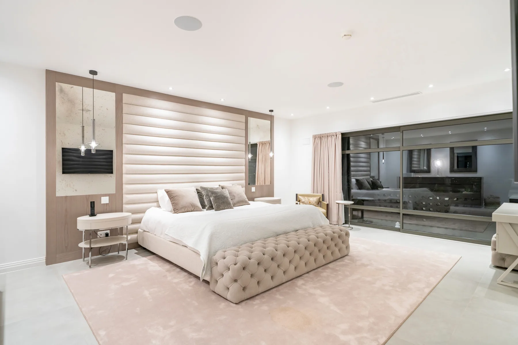 Suite parentale avec lit capitonné, dressing en fond et salle de bain ouverte