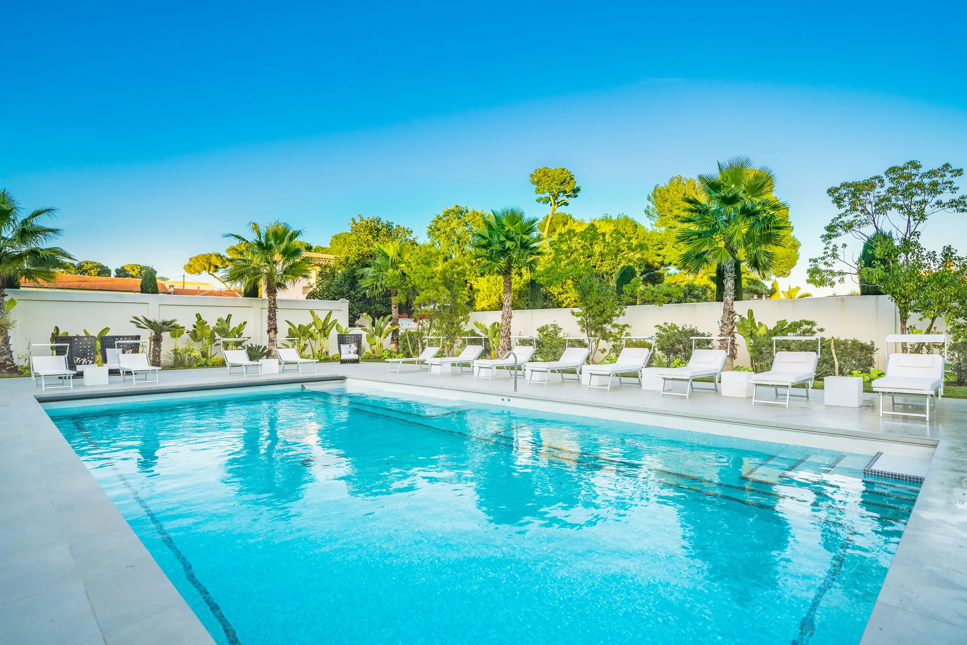 Façade de Villa Dream avec pelouse, palmiers et accès direct piscine