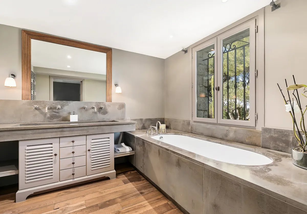 Salle de bain marbre avec baignoire encastrée et grand miroir