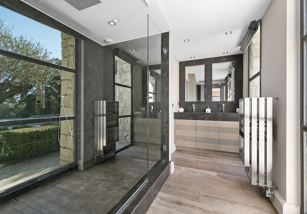 Salle de bain ardoise avec douche italienne grand format
