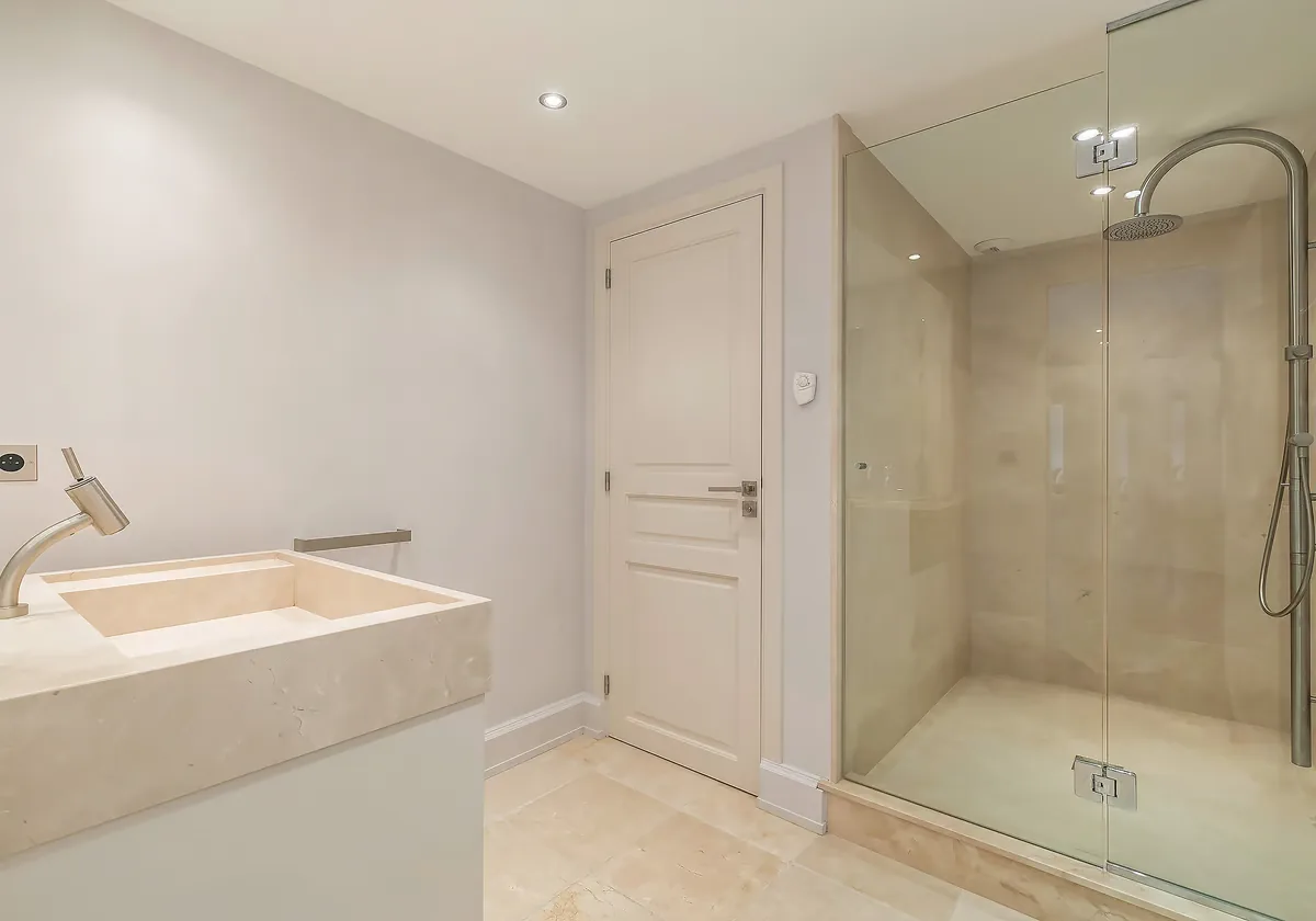 Salle de bain pierre claire avec douche encastrée