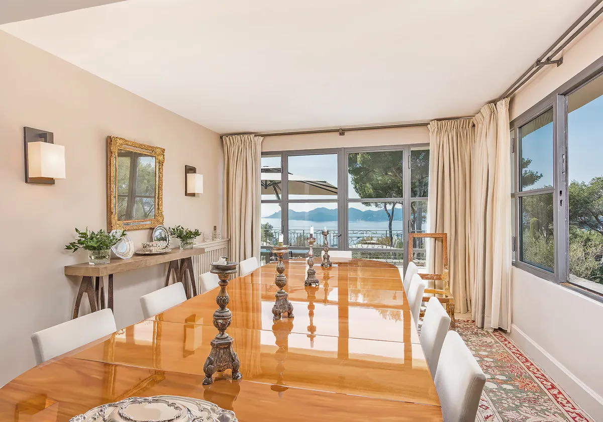 Salle à manger avec baies vitrées plein sud vue mer